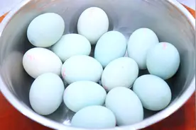 厨师长把鸭蛋放进盐水里直接腌，100%冒沙流油，干净实用又简单视频封面