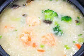 厨师长分享简单家常鲜虾粥，详解熬粥小技巧，不糊锅味道鲜香