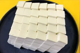 豆腐切小丁，加一块火锅底料，不煎不炸也不炖，比红烧肉还香！