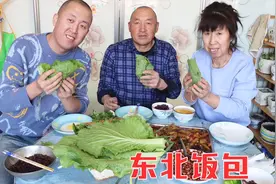 东北家常大饭包，用白菜叶和茄子酱，连饭带菜拌在一起吃，嘎嘎香