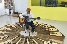 学吉他还在为选琴苦恼？859元卡马电箱吉他做工手感音质非常棒