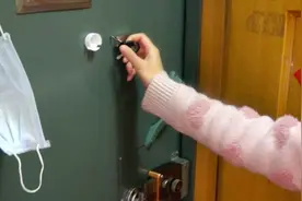 老人出门经常忘带钥匙？教你一招，回来把钥匙往门上一扔，真好用