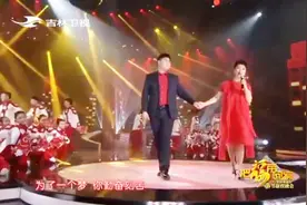 闫学晶携爱子林傲霏登上吉林春晚，儿子高大威猛唱歌还那么好听视频封面