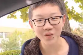 老师偶遇7年前幼儿园教的学生一眼认出，互相秒叫对方姓名太感动视频封面