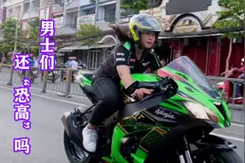 身高1.6m妹纸娴熟操控川崎各型街头重机！男士们，还“恐高”吗？