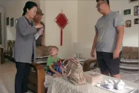 家庭：父母发愁家产没人继承，不料儿子带回洋人孙子，父母乐坏了视频封面