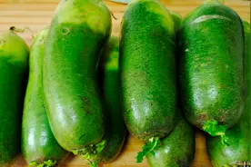 山东媳妇秘制腌绿萝卜，1个小时就能吃，一次做8根能吃1个月，香