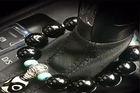 老司机喜欢在挡杆上挂佛珠，看起来是装饰，其实作用还不小