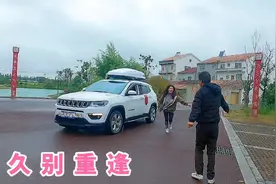 和90后美女徒弟分别半个月再次相见，两个人抱在一起难舍难分