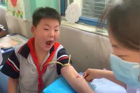 男孩抽血用魔性笑声打败恐惧，笑翻护士小姐姐，小表情亮了！视频封面