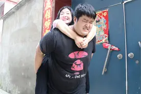 短剧：美女不想走路，套路小伙背他走几里路，智商还是硬伤啊！