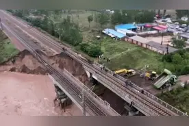 山西昌源河大桥桥台被冲垮，铁路双向中断 部分列车停运、晚点视频封面