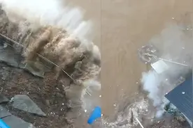 现场！广安持续降雨致涨水，丰禾镇一堡坎瞬间被冲垮视频封面