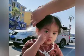 领着二岁的宝贝闺女逛街，这小表情简直萌翻了，小丫头真搞笑！视频封面
