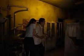 游客挑战恐怖鬼屋，规定时间之内走完全程，就能获得350万奖金！