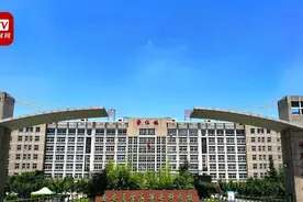 高校规定交4500元才发毕业证 校方：虽然没上课 学费也得交视频封面