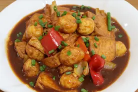 鹌鹑蛋加豆腐这样做最好吃，豆腐鲜嫩多汁，比吃大鱼大肉还过瘾