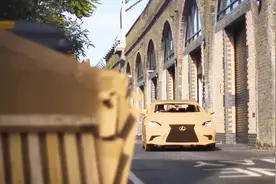 男子用废纸做了一辆了雷克萨斯，而且还可以启动开走视频封面