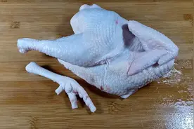 鸡肉烧香菇木耳的做法，鸡肉入味好吃，我家隔三差五都会做来吃！