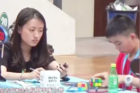 成都12岁男孩0.8秒还原一个魔方，打破中国纪录，这手速没谁了