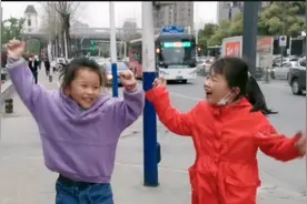 妈妈在家包饺子，女儿邀请同学到家里吃饺子，两个人高兴跳了起来视频封面