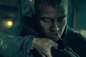 八佰：欧豪用身体挡日本人子弹这段，演技完全炸裂，看哭无数观众