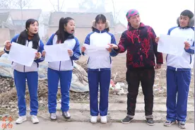 短剧：小花考70分很自责，乐乐在一旁幸灾乐祸，妈妈举动太暖心了