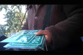 郑州大妈街头卖电动车假绿牌，自称：一天200个不够卖视频封面