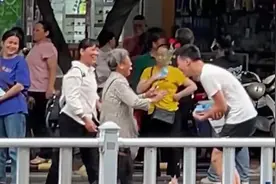 奶奶带鲜花等孙子高考结束 男生兴奋得直跳视频封面