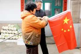 烟台莱州：胶东农村春节风俗 农家小院挂国旗 家家户户门口挂灯笼