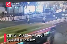 监拍柳州鬼火少年骑电动车强行冲卡：交警撞倒翻护栏逃跑视频封面