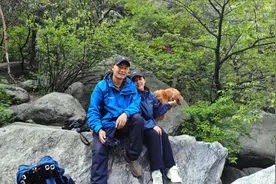 徒步庐山三叠泉，爬了五个小时才看到瀑布，两人一狗累瘫了