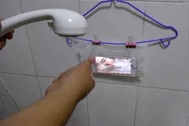 洗澡的时候想看手机？教你一招，方便操作又防水视频封面