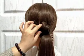 简单扎发新方法，这样扎辫子扭几下简单又好看，大人小孩都能扎