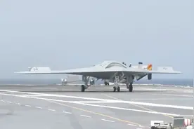 世上第一款舰载无人机，美军X-47B无人机，在航母上的起降镜头！视频封面