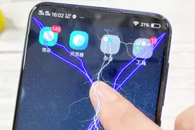 点开手机这里，只要有人碰你手机，手机屏幕立马进行放出闪电视频封面
