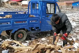 小伙花7000元买的电动车，最多可载货1200斤，今天用它运输木材