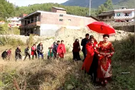 福建农村一姑娘出嫁，家人带着她去拜祖屋，传统习俗几百年了视频封面