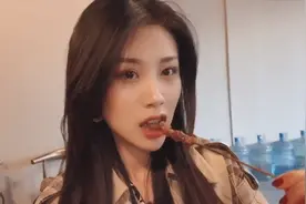 90后美女空姐给闺蜜过生日，饭店太难定了，烤串啤酒看着都流口水视频封面