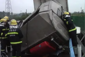 信阳一载满猪肉的冷藏车，凌晨高速行驶撞向护栏，疑似疲劳驾驶视频封面