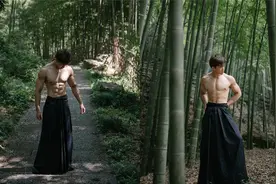 竹林深处给肌肉男拍写真！这是能过审的内容吗？视频封面