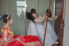 伴娘堵门要红包，被外头伴郎连人带门一脚踹飞：再也不敢当伴娘了视频封面