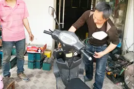 现在换1组新电瓶要多少钱，修车师傅说出最低价格，这价格便宜吗视频封面