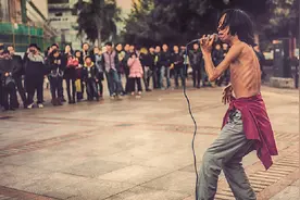 自古民间出大神？这些歌居然被乞丐唱到爆红，网友：打死也想不到