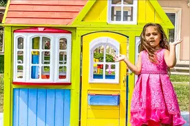 小姐妹用废纸箱建房子，打造自己的秘密基地，没想到里面这么好玩