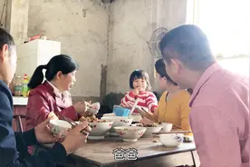 打工夫妻回家第三天，老妈做香辣红烧猪蹄，配锅正宗米豆腐，好呷