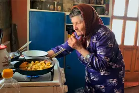 86岁高龄俄罗斯奶奶，子孙满堂却独居山林，声称自己从不感到孤独视频封面