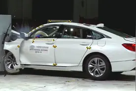 大众帕萨特安全性怎么样？再一次碰撞成绩来了，网友不买账视频封面