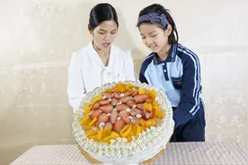 爷爷过生日，10岁的孙女亲自做个大蛋糕给爷爷庆祝，真贴心视频封面