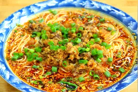川味小面试试这样做，面条爽滑味道鲜美看着就馋人，吃起来真过瘾